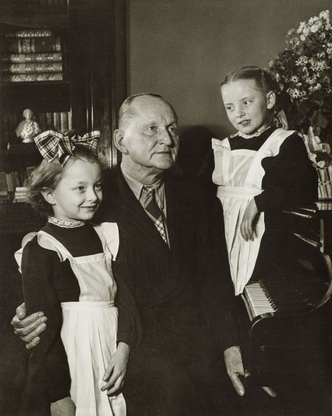 Лауреат Сталинской премии А.Н. Вертинский с дочерями. 
